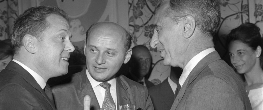 Elia Kazan (rechts) im Gespräch mit dem Schauspieler Richard Attenborough bei den Filmfestspielen in Karlsbad im Jahr 1964.