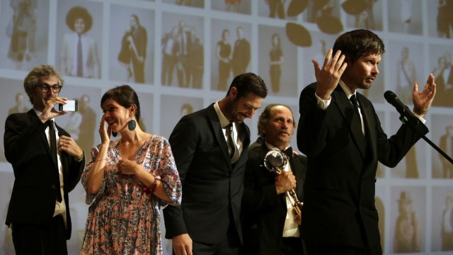 50. Internationales Filmfestfestival Karlovy Vary: Die Delegation des Filmes "Bob and the Trees" bei der Preisverleihung der 50. Internationalen Filmfestspiele von Karlsbad 2015. Regisseur Diego Ongaro (rechts) hält die Dankesrede.