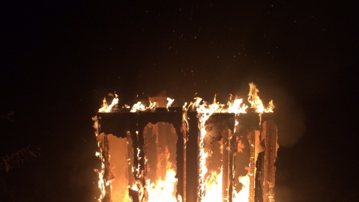 "Shabbyshabby Apartments" zerstört: Eines der "Shabbyshabby Apartments" auf der Praterinsel brennt in der Nacht komplett ab.
