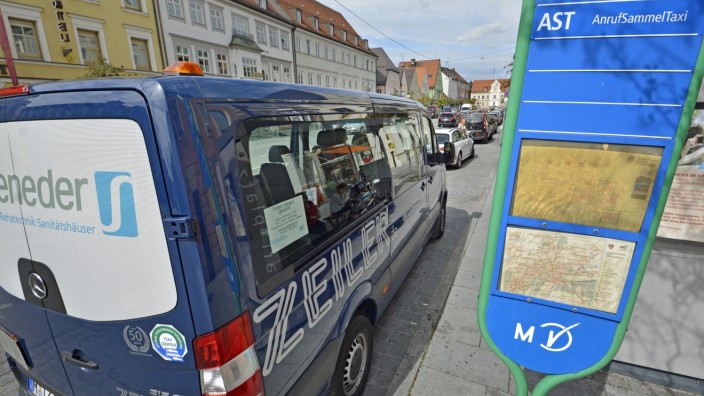 Fürstenfeldbruck: Sie fahren, wenn die größeren Kollegen Pause machen: Ein Kleinbus auf Höhe der Sparkasse am Brucker Marktplatz.