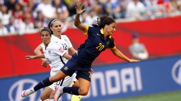 Australia s Samantha Kerr R vies for the ball during the group D match between the United States a