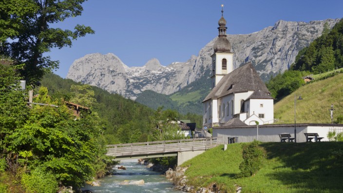 Kirche in Ramsau Ramsauer Ache Reiter Steinberge Berchtesgadener Land Bayern Deutschland