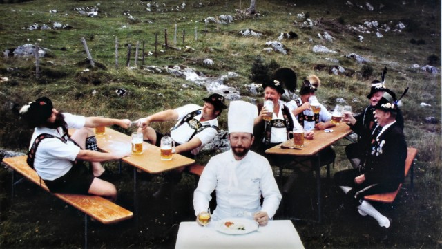Samstagsküche: Otto Koch mit Chi-Chi-Weißwurst vor fingerhakelnden Bajuwaren, das Foto entstand vor mehr als 30 Jahren für ein (nie umgesetztes) Buchprojekt.