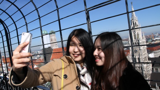 Chinesische Touristinnen auf dem Alten Peter in München, 2014