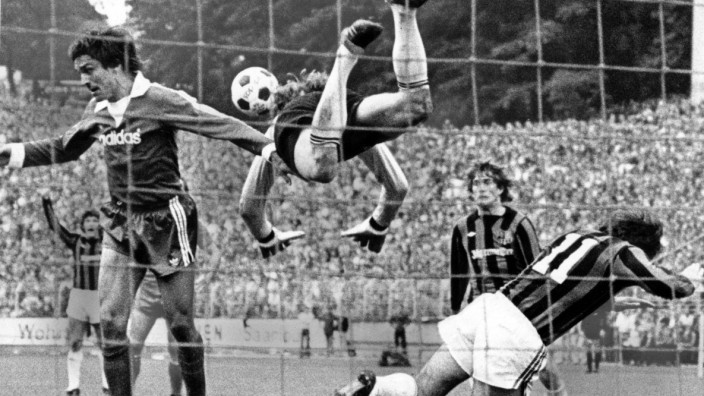 Ex-Bayern-Profi Kapellmann: Sepp Maier (Mitte) und Jupp Kapellmann (links) spielen mit dem FC Bayern gegen Saarbrücken im Jahr 1977.