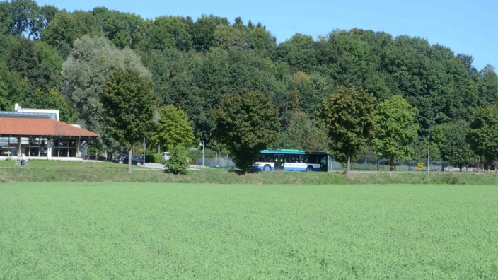 Hebertshausen: Die geplante Unterkunft für unbegleitete minderjährige Flüchtlinge liegt auf einem Gemeindegrundstück direkt gegenüber der Schule Hebertshausen.