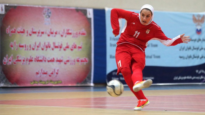 Frauenfußball: Niloofar Ardalan beim Fußballspielen: Die Gesetze in der Islamischen Republik Iran verbieten es Frauen, ohne Zustimmung ihres Mannes ihr Haus zu verlassen.