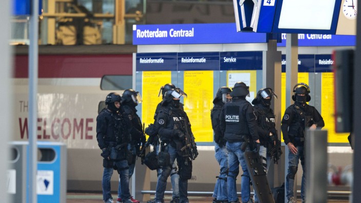 Rotterdam: Polizisten sichern den Bahnhof in Rotterdam.