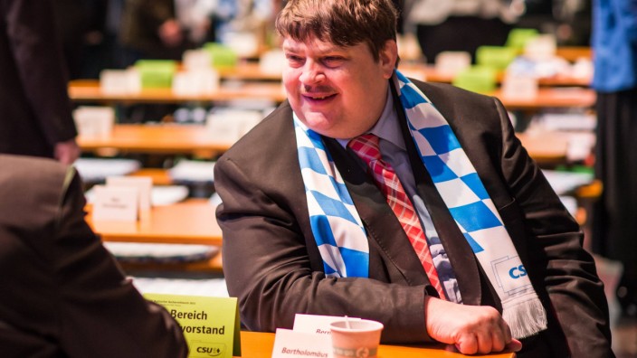 Bernd Posselt CSU Sprecher der Sudetendeutschen Volksgruppe sitzt am Aschermittwoch 18 02 2015