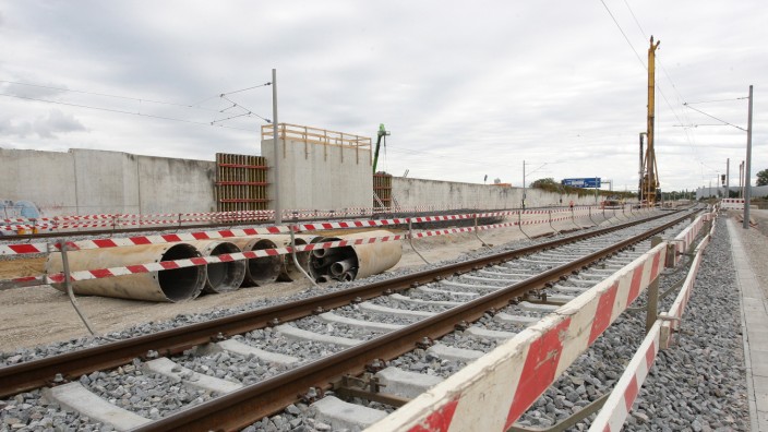 Neufahrner Kurve: Die Gleise liegen schon: Im Herbst 2018 soll die Gleisverbindung von der Bahnlinie Freising-München zum Flughafen fertig sein.