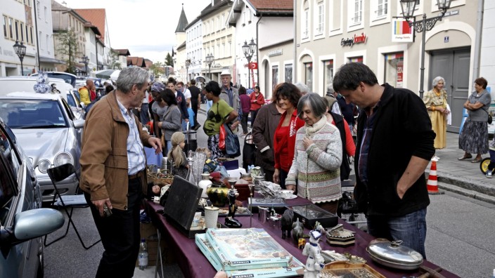 Wolfratshausen: Das Angebot am Wolfratshauser Stadtflohmarkt am Samstag war vielfältig und traf gelegentlich durchaus auf Nachfrage bei den Kunden.