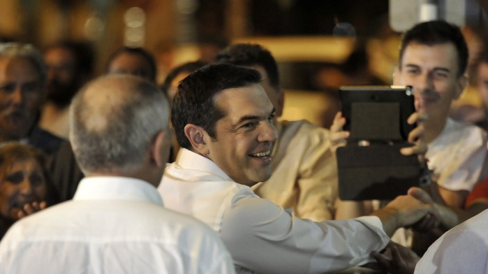 Ihr Forum: Syriza-Anhänger gratulieren dem Parteivorsitzenden Alexis Tsipras in Athen zum Wahlerfolg.