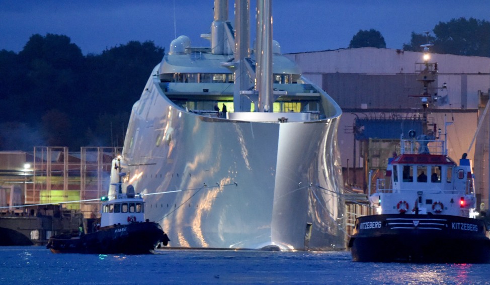 Mega-Segelyacht 'White Pearl' geht auf Probefahrt