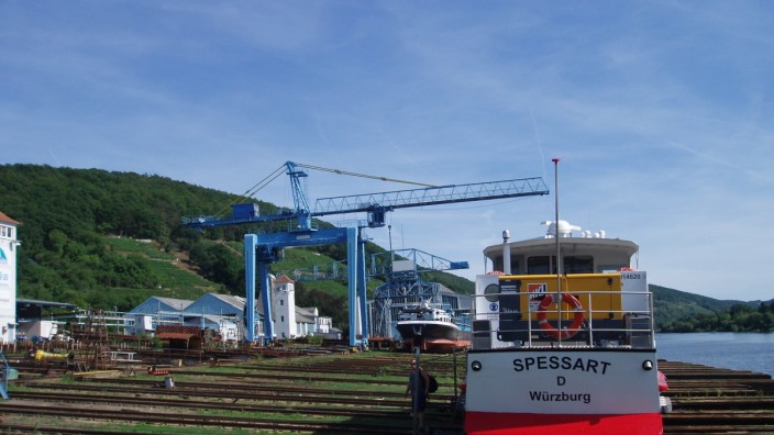 Traditionsunternehmen: Ein kleines Ausflugsschiff und ein Frachter werden auf der Helling in der Erlenbacher Werft repariert.