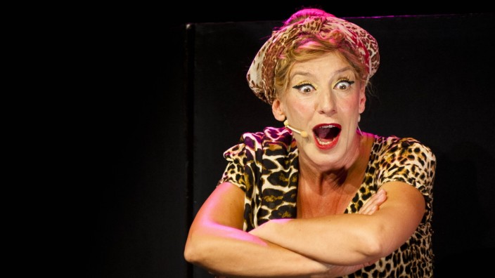 Ebersberg: Auch im sexy Leopardenkostüm erlebt man die Kabarettistin Sissi Perlinger, wie sie Alter und Tod den Stachel zu nehmen versucht.