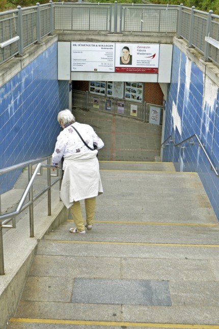 Puchheim: Der bestehende Treppenaufgang zum Mittelbahnsteig in Puchheim hat keinen Lift und nicht einmal eine richtige Rampe.
