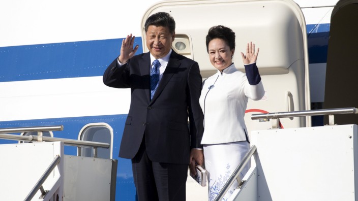 Chinese President Xi Jinping and First Lady Peng Liyuan arrive at Paine Field in Everett, Washington