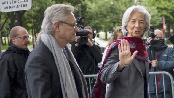 Justiz: Christine Lagarde, begleitet von ihrem Anwalt Yves Repiquet, betritt geradezu vergnügt das Gericht in Paris.