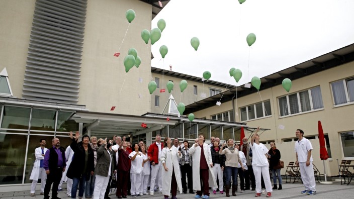 Wolfratshausen: Luftballons gegen Klinikreform: Mit Infokarten, die in den Himmel stiegen, machten Mitarbeiter der Wolfratshauser Kreisklinik ihrem Ärger Luft.