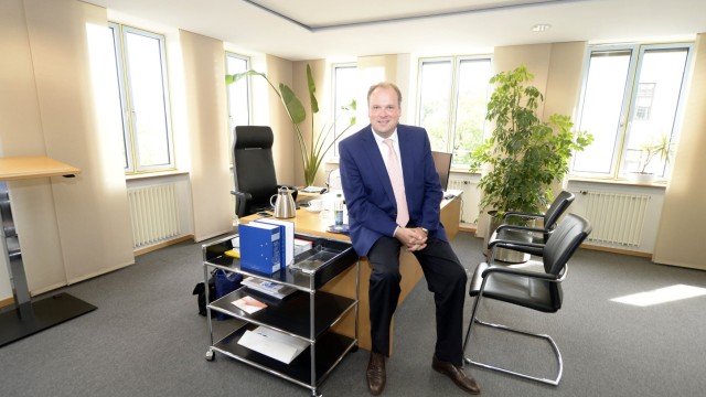 Interview: Die Flüchtlingspolitik im Landkreis hat Landrat Christoph Göbel, hier am Schreibtisch in seinem Büro am Mariahilfplatz, zur Chefsache erklärt.