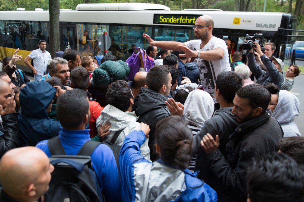 Hunderte Flüchtlinge warten am LaGeSo auf den transport zu Unterkünften