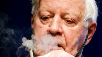Schmidt ignoriert Rauchverbot: Altkanzler Helmut Schmidt wollte sich den Spaß am Rauchen nicht verderben lassen - und kassierte prompt eine Anzeige