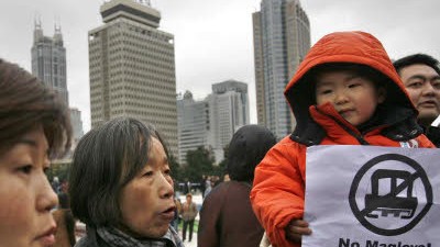 Schanghai: "Wir haben keine Angst": Trotz des ruppigen Vorgehens der Polizei protestierten in Schanghai 1000 Menschen gegen den Transrapid