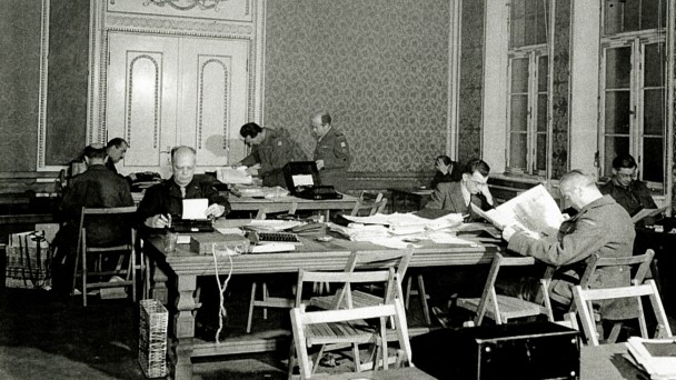 Nürnberger Prozesse: Die Räume waren gefüllt mit Leuten, "die in Telefonhörer brüllten, beim Versuch eine Verbindung" zu bekommen.