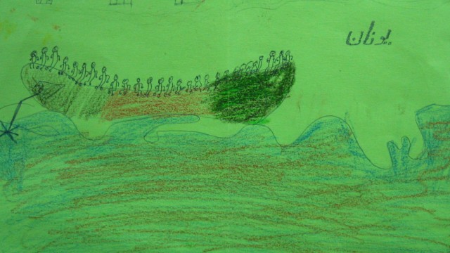 Kinder auf der Flucht: Dieses Bild hängt in einer Turnhalle in Passau. Es zeigt wohl die gefährliche Reise eines Jungen, ohne seine Eltern auf dem Meer. Darüber steht in arabischer Schrift "Junan" - Griechenland.