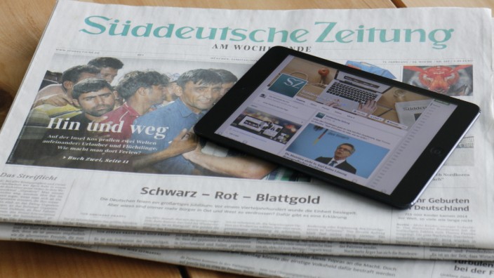Journalismus im Internet-Zeitalter: Neue Vielfalt: Die gedruckte Samstagsausgabe der SZ und die Facebook-Seite der Süddeutschen.
