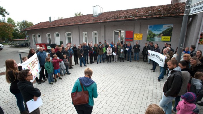 Nach Überfall auf Döner-Imbiss: Mehr als 80 Menschen versammeln sich am Sonntagvormittag am Ebersberger Bahnhof vor dem Döner-Imbiss, um gegen rechte Gewalt zu demonstrieren.