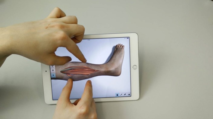 Skalpell - braucht es nicht: Operieren am Handy und am Tablett: In Kempten wird gerade eine App entwickelt, die Studenten, aber auch erfahrenen Ärzten zur Verfügung stehen soll.