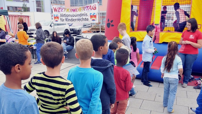 Fürstenfeldbruck: Ein umfangreiches Spielangebot erwartet die Kinder auf dem Geschwister-Scholl-Platz