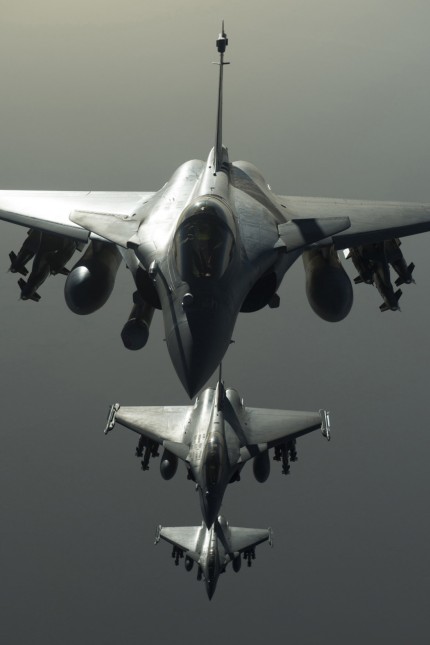 Frankreich: Konvoi in den Krieg: Französische Kampfflugzeuge machen sich auf den Weg nach Syrien.