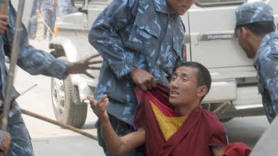 Demonstration in Tibet: Polizisten in Nepal nehmen tibetische Mönche fest, die in Kathmandu demonstrieren. Auch anderenorts gab es Proteste.