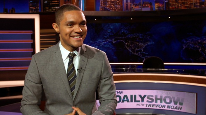 US-Fernsehen: Dieses Lächeln bewegt amerikanische Online-Medien: Der neue Daily Show-Moderator Trevor Noah im New Yorker Studio seiner Sendung.
