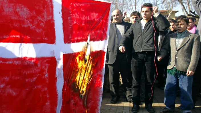 Umstrittene Zeichnungen: Protest gegen Mohammed-Karikaturen: Anfang 2006 verbrennen Demonstranten in Istanbul eine dänische Flagge.