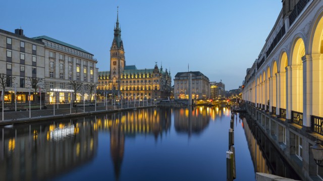Germany Hamburg town hall and Little Alster in the evening PUBLICATIONxINxGERxSUIxAUTxHUNxONLY RJF