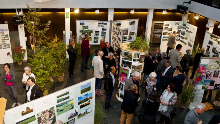 Vaterstetten: Gut besucht ist die Vernissage der Ausstellung zu zehn Jahren Grünkonzept im Vaterstettener Rathaus.
