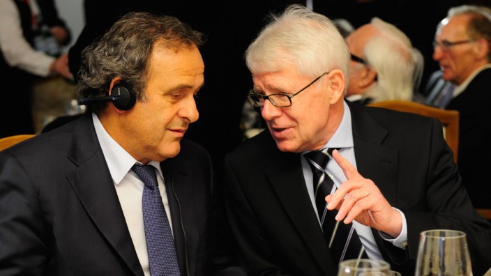 Reinhard Rauball: Reinhard Rauball, 68 (rechts, bei einem Treffen im Jahr 2013 mit Uefa-Präsident Michel Platini), ist seit 2007 Chef des Fußball-Ligaverbandes (DFL).