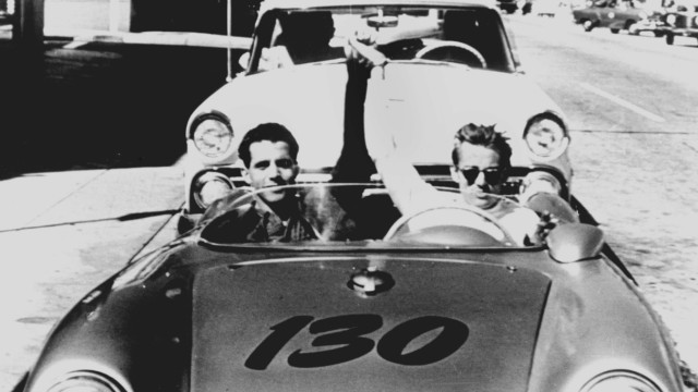 Volkswagen: Porsche ist für manche Kult: Hier der US-Schauspieler James Dean (rechts) mit seinem Mechaniker in seinem Porsche 550 Spyder. Er verunglückte 1955 tödlich.