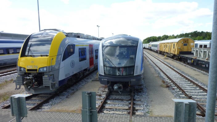 Nahverkehr: Auf einem Siemens-Gelände in Wildenrath stehen die neuen U-Bahnen neben Zügen für die belgische Bahn.