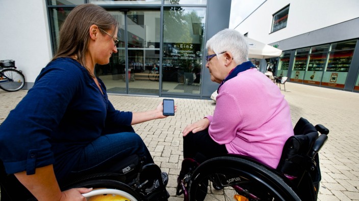 Ebersberg: Die Behindertenbeauftragte des Landkreises, Petra Mittelberg, und ihre Vorgängerin Ursula Frey testen die Wheelmap am Ebersberger Einkaufszentrum.