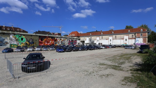 Ludwigsvorstadt/Isarvorstadt: Derzeit Parkfläche, im Sommer Biergarten: Wo früher das zur Schlachtung vorgesehene Vieh untergebracht war, will sich das Volkstheater niederlassen.