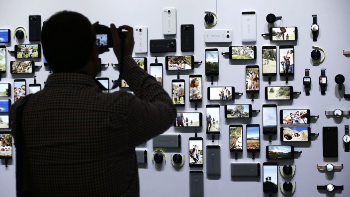 Smartphones an einer Wand