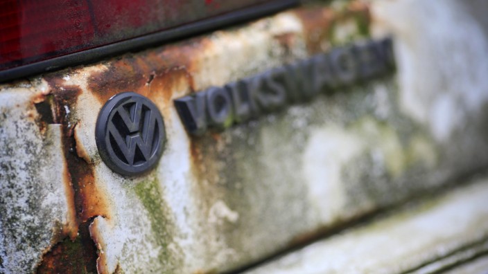 VW-Logo an verwittertem Volkswagen