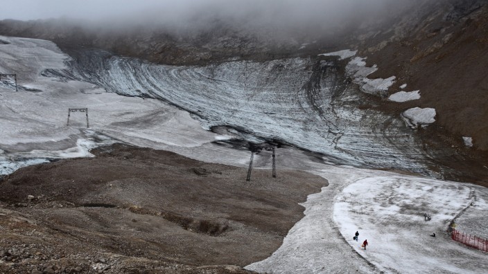 Ausflügler auf Schneeferner-Gletscher