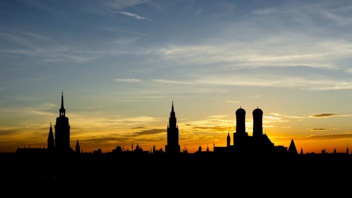 Stadtpanorama von München bei Sonnenuntergang