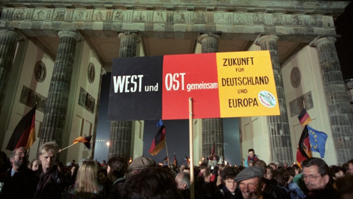Wiedervereinigung: Vereinigung zweier deutscher Staaten. Hoffnung am 3. Oktober 1990 am Brandenburger Tor.