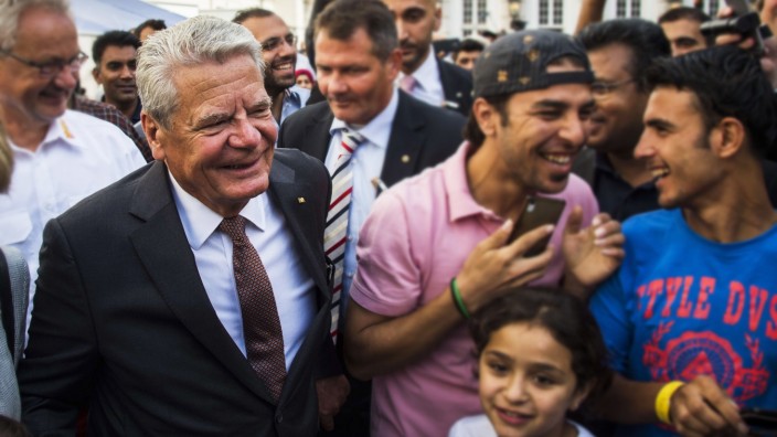 Joachim Gauck mit Flüchtlingen